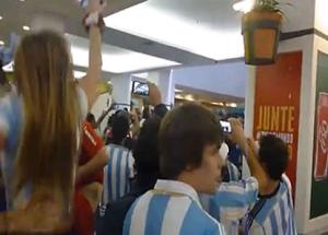 Brasileros provocan a Argentinos en shopping2
